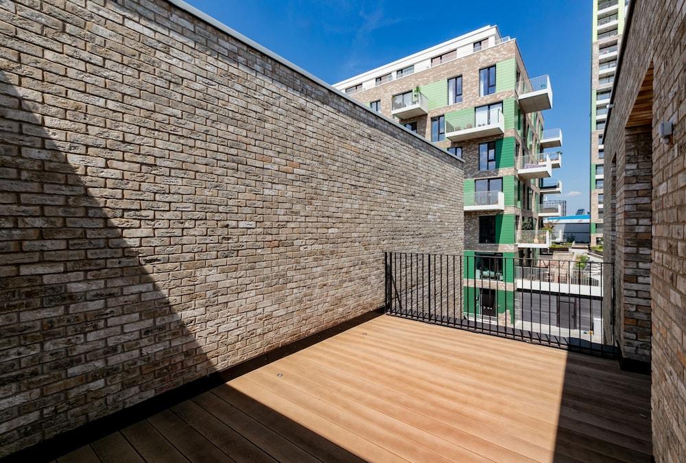 Modern Townhouse Near 02 Arena & Excel - Exterior