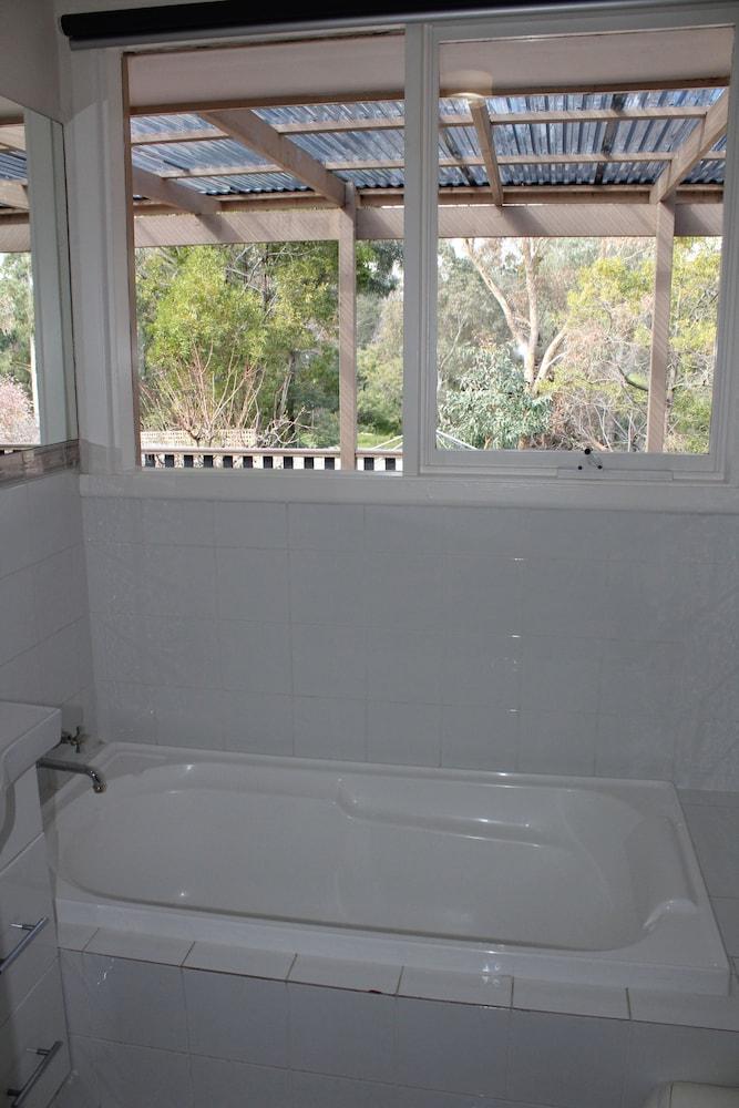 Australian Home Away at Doncaster Grange Park - Bathroom