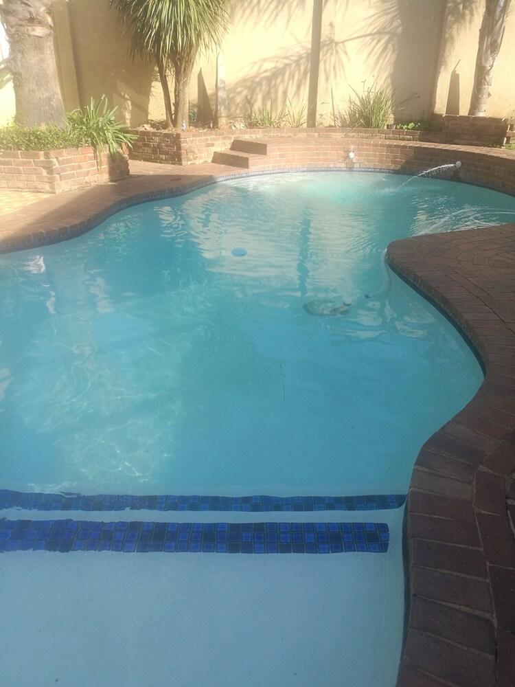 Naisar Royal White Apartment - Outdoor Pool