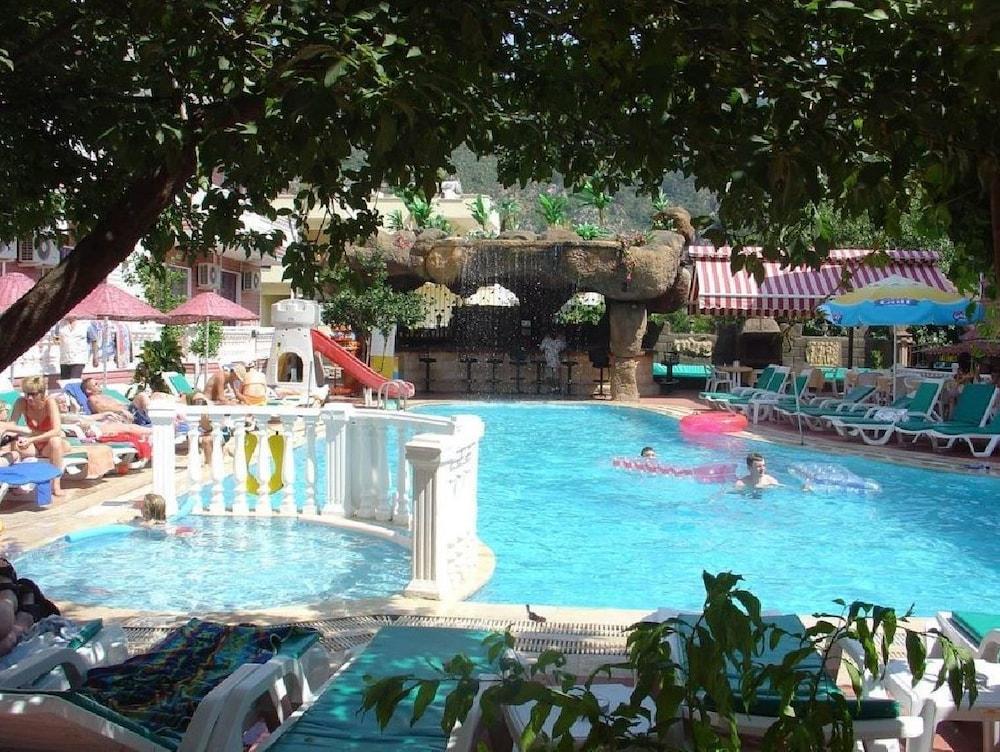 باهار أبارت - Outdoor Pool