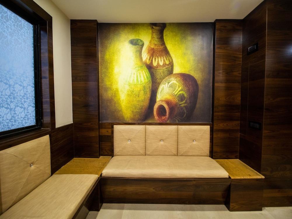 Imax Inn - Lobby Lounge