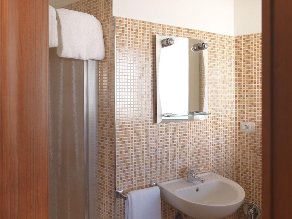 Hotel Arco Romana - Bathroom