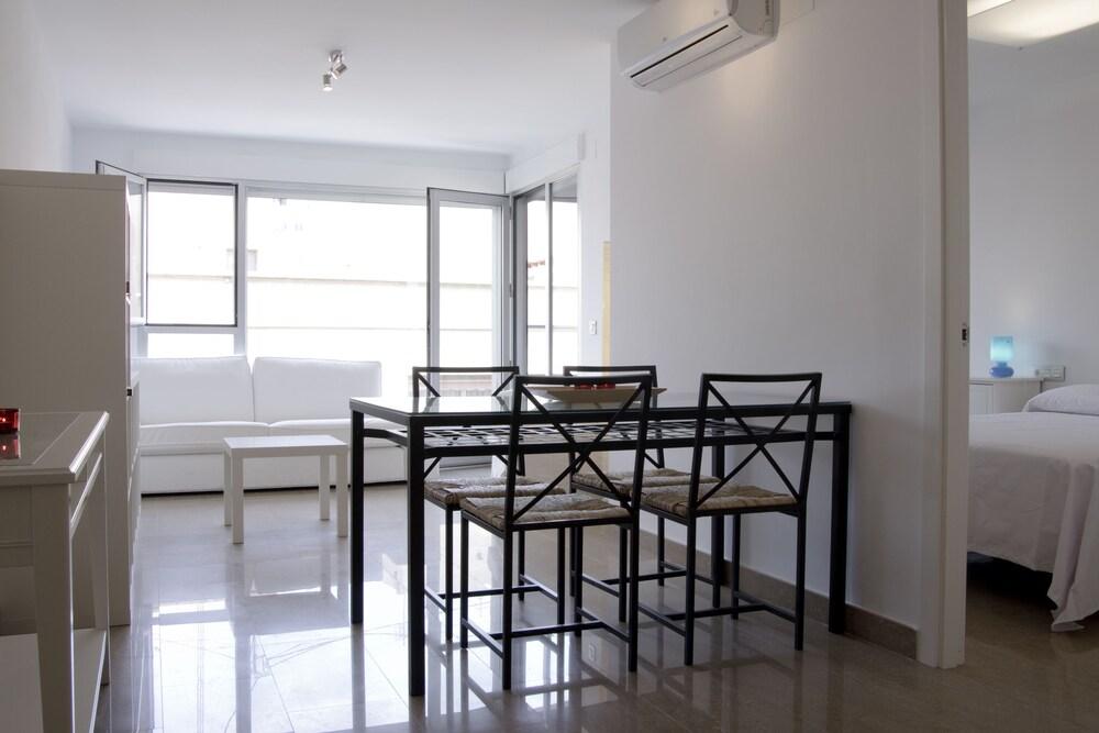 Alicante CS Apartments - In-Room Dining