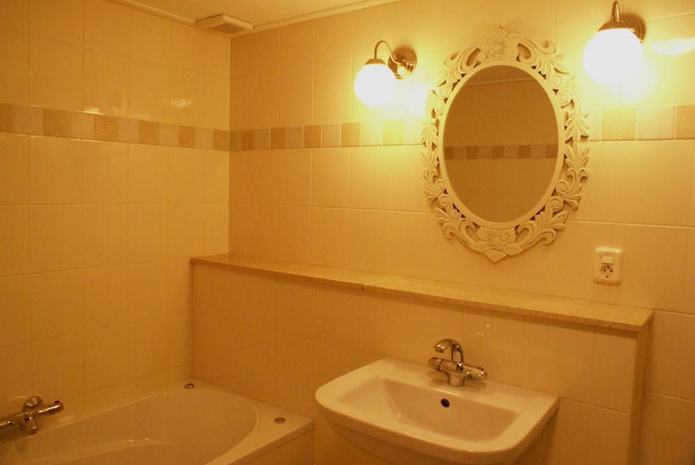 دي هيرليجكايد رونر وورلد - Bathroom