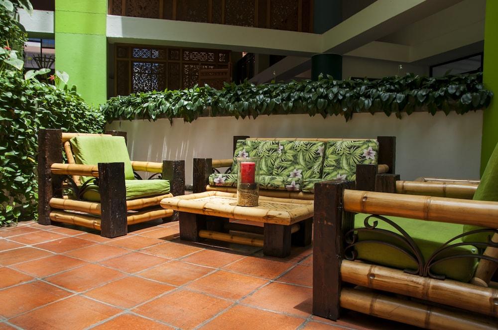 Armenia Hotel - Lobby Sitting Area