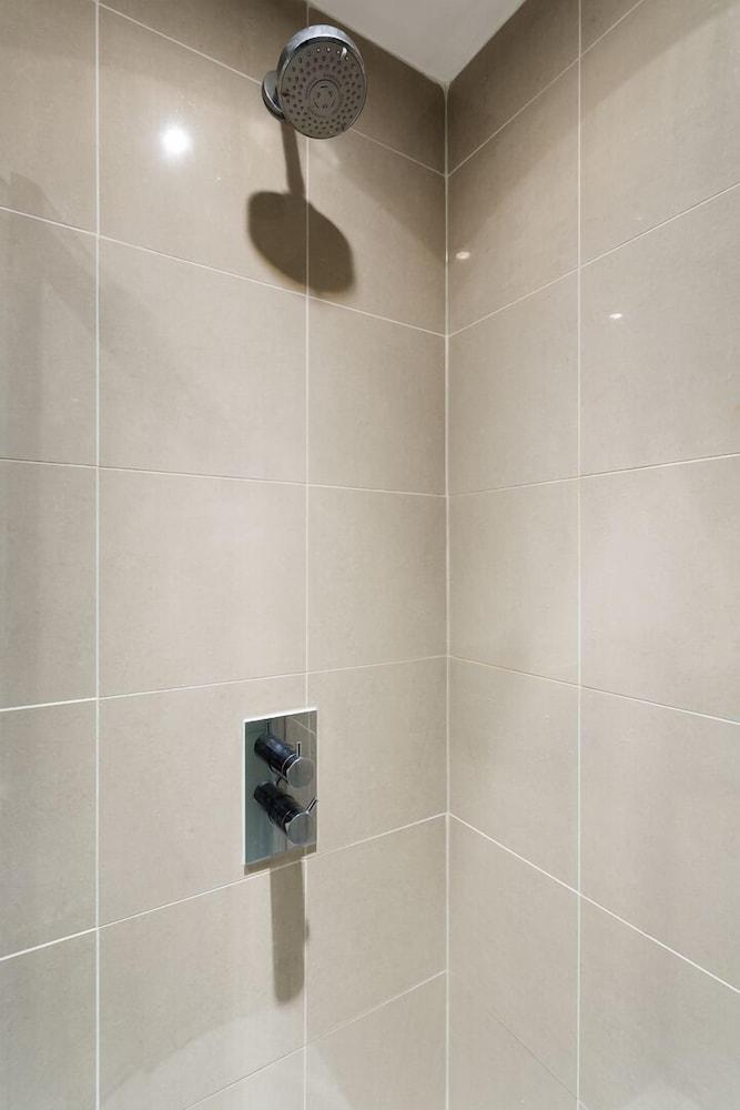 ذا سيلفر هورس - Bathroom Shower