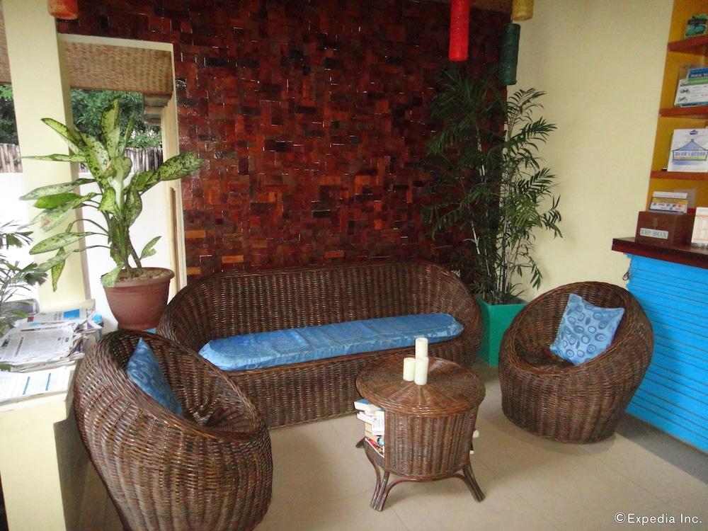 Blue Lagoon Inn & Suites - Lobby Sitting Area