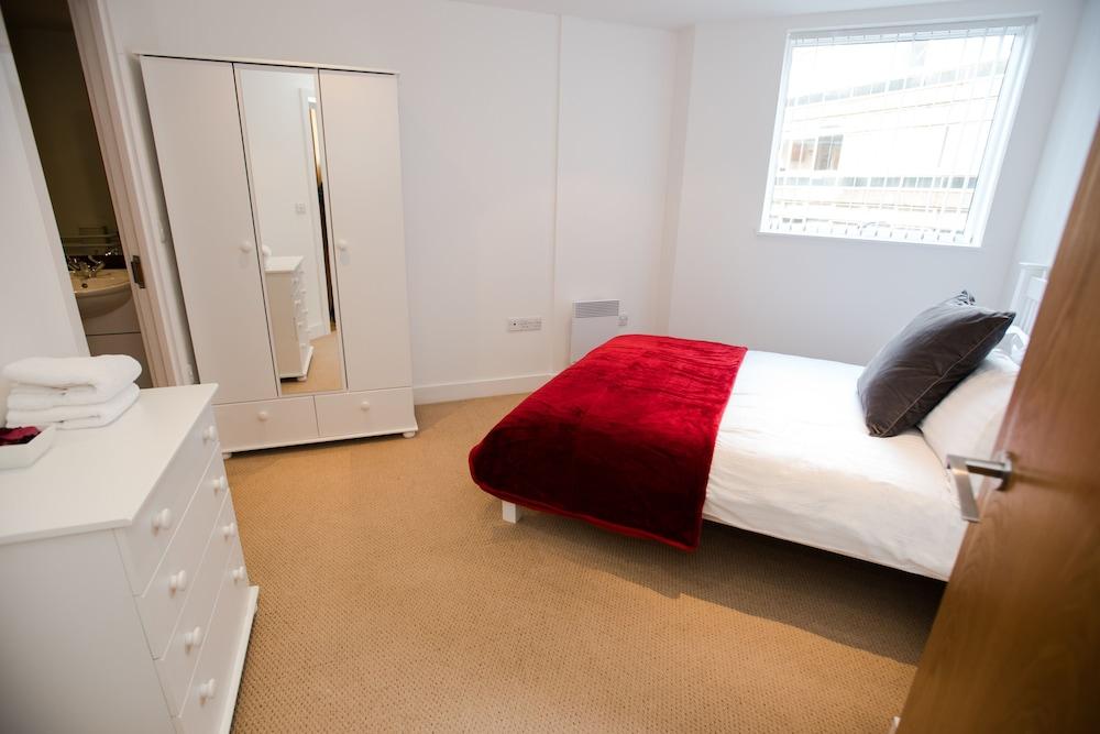 Celador Apartments - Projection West Serviced Apartments - Guestroom