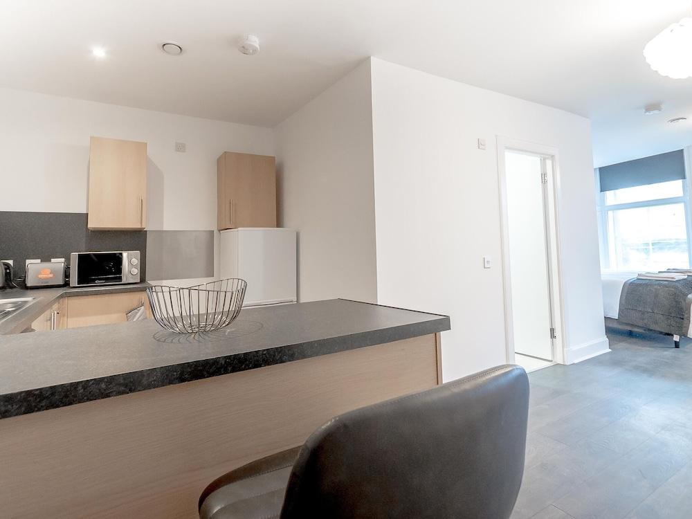 Modern Apartment in Dundee Near Museums, City Centre - Private kitchen