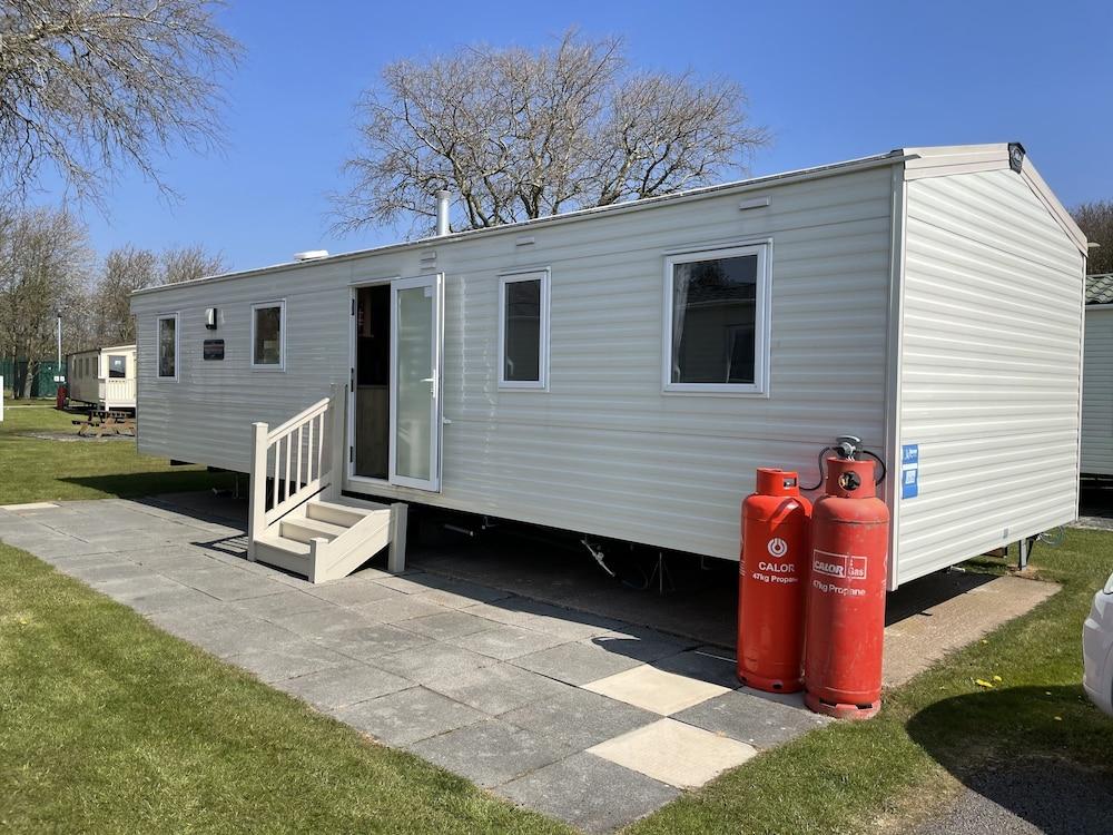 Beautiful 3-bed Caravan Situated on Lakeland Haven - Featured Image
