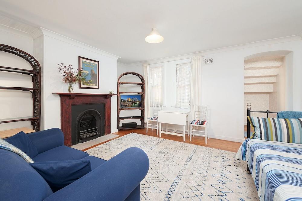 Charming Centrally Located 2 Bedroom Accommodation - Living Room