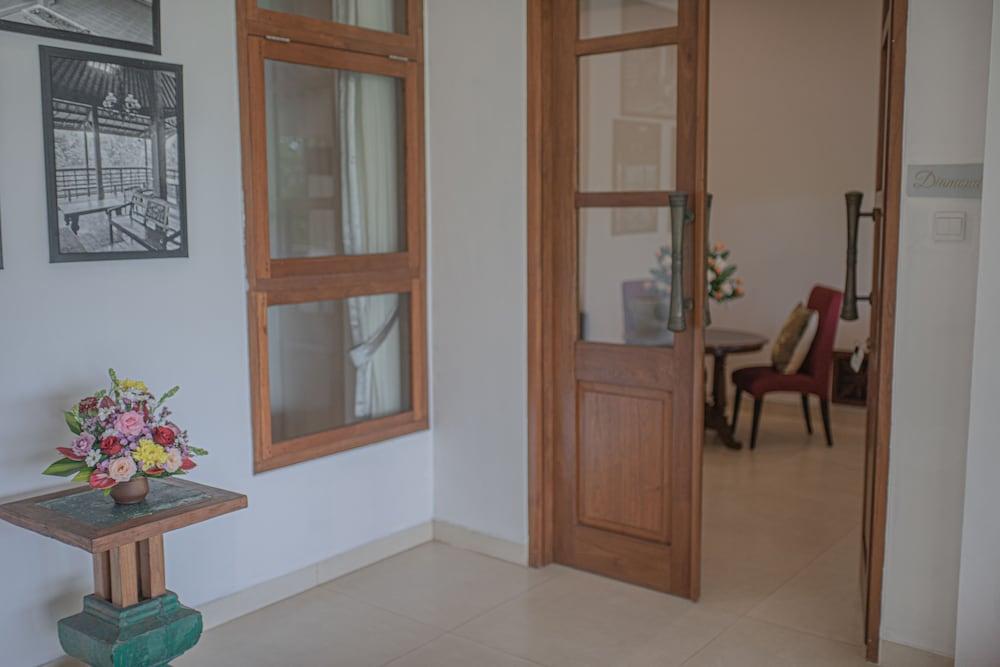 Hidden Seroja Villa - Interior Entrance