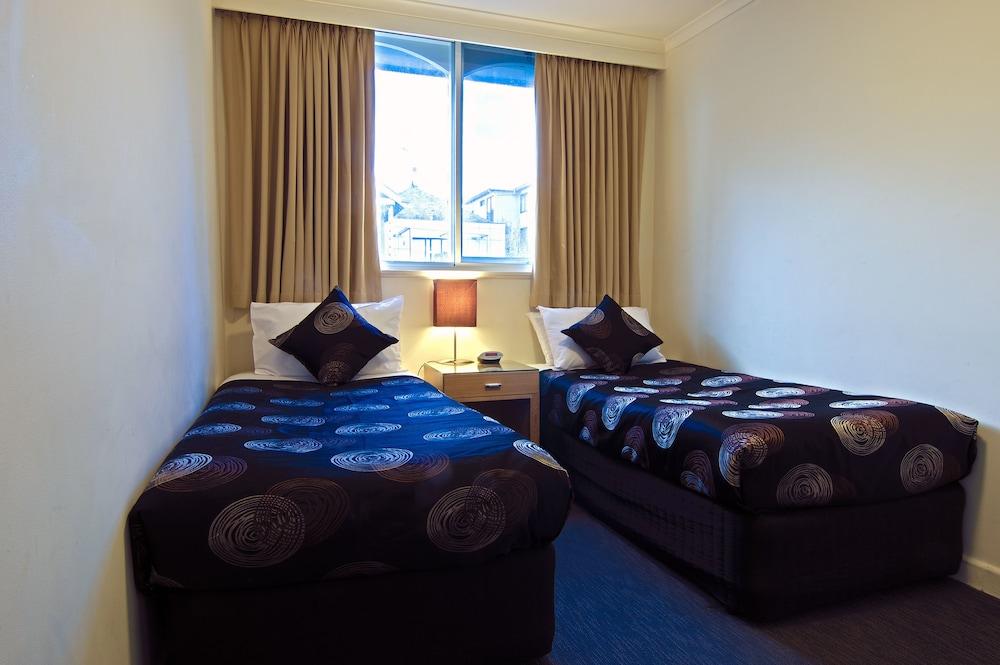 Park Squire Motor Inn and Serviced Apartments - Room