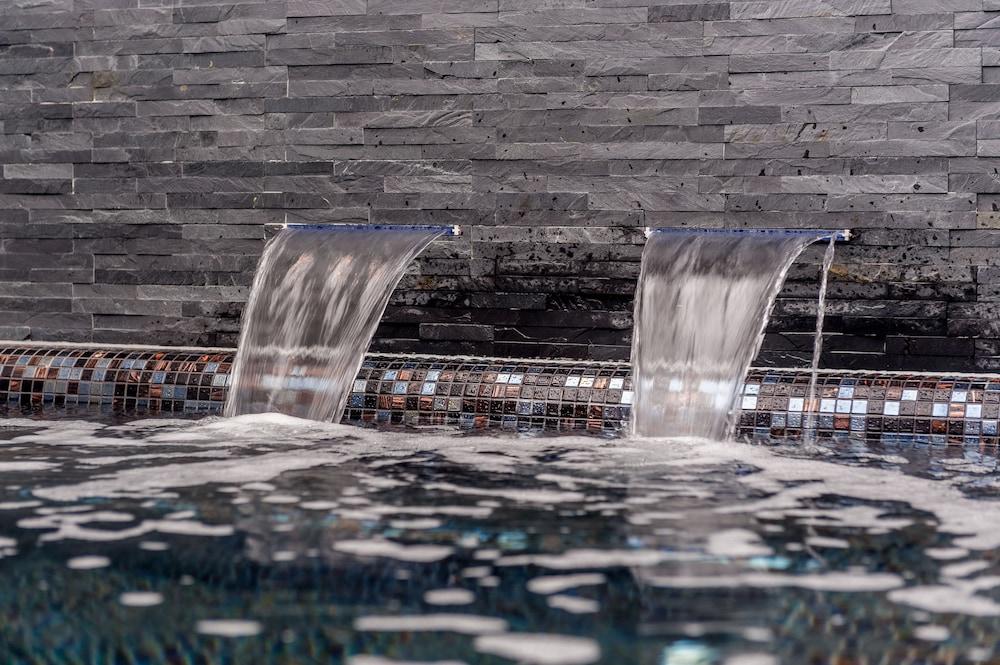 Gomersal Park Hotel - Pool Waterfall