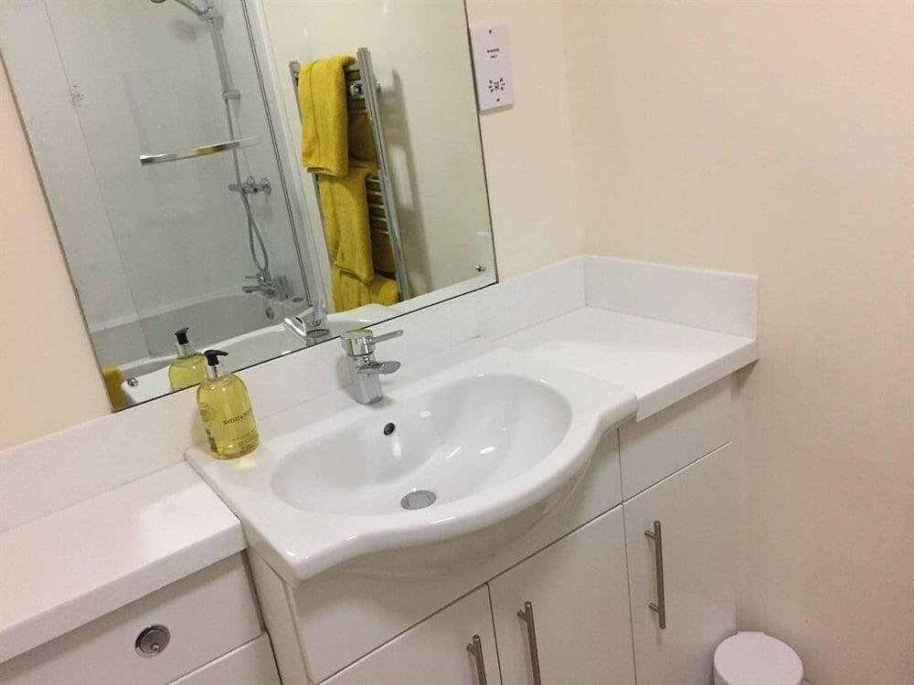 Luxury Town Centre Apartment Stratford Upon Avon - Bathroom