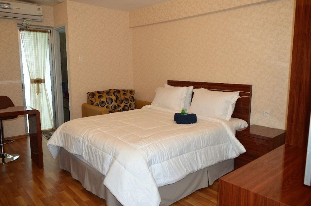 Roomku at Bassura City Apartment - Featured Image
