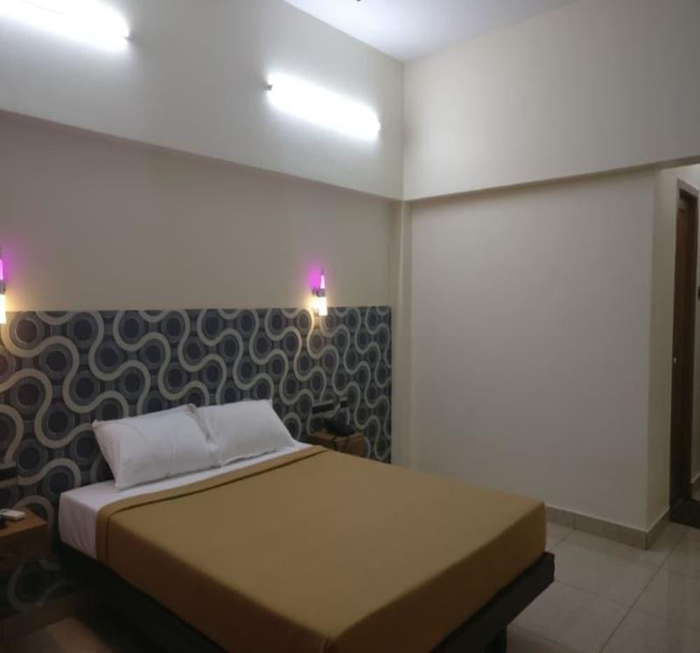 Thamarai Resort - Room