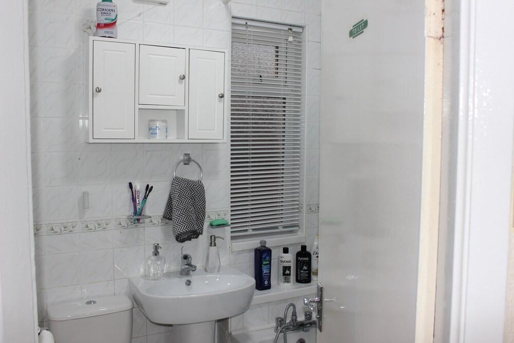 Remarkable 4-bed House in Erith - Bathroom