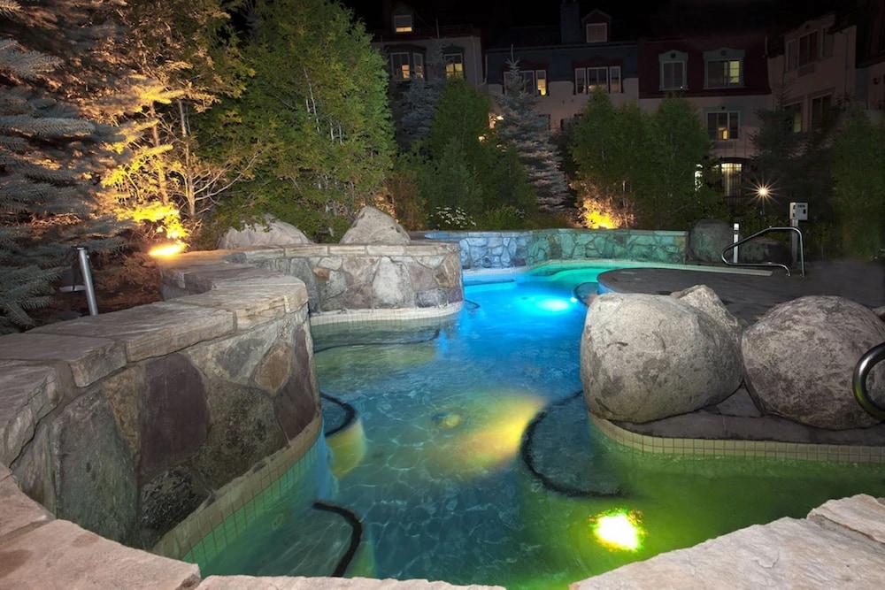 Homewood Suites by Hilton Mont-Tremblant Resort - Outdoor Spa Tub