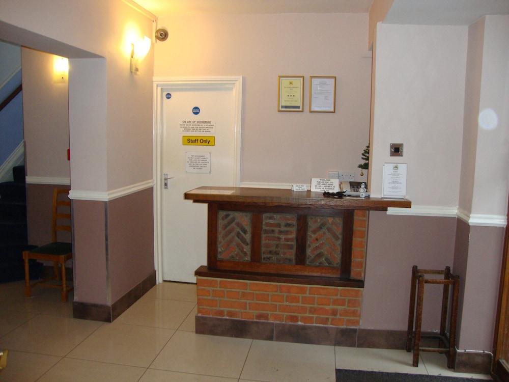Gainsborough Lodge - Interior Entrance