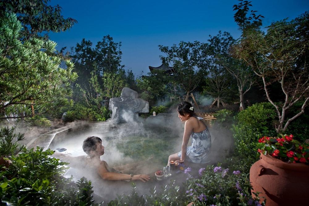 Nanjing Greenland Yuhao Hot Spring Hotel - Outdoor Spa Tub