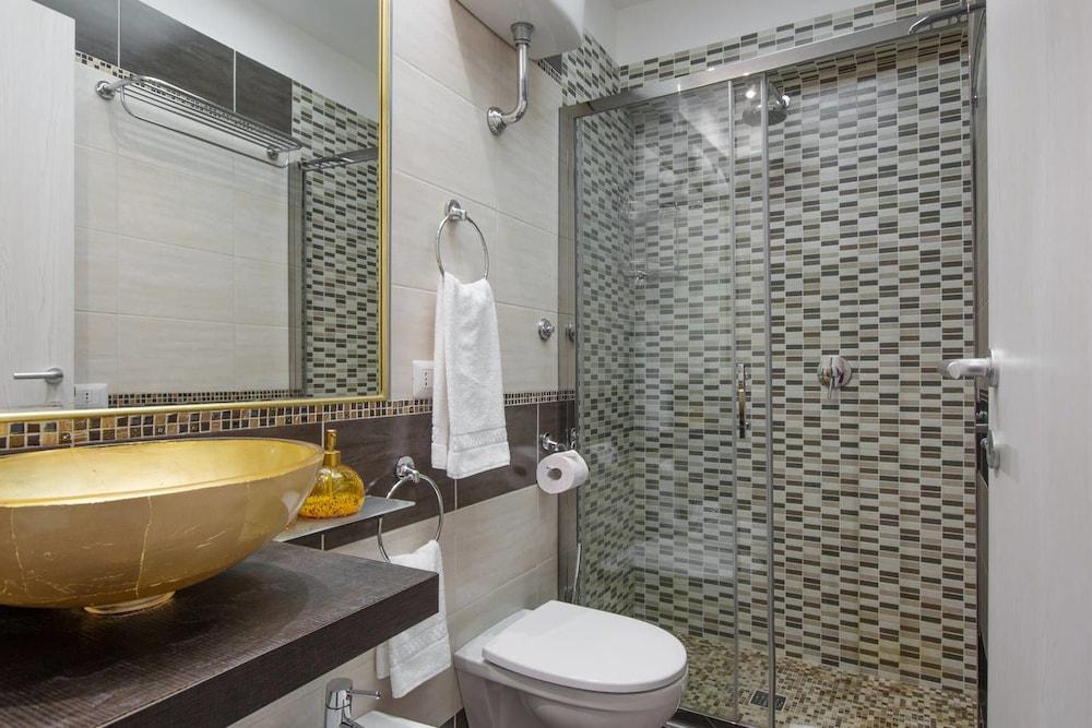 Gold Vatican Apartment - Bathroom