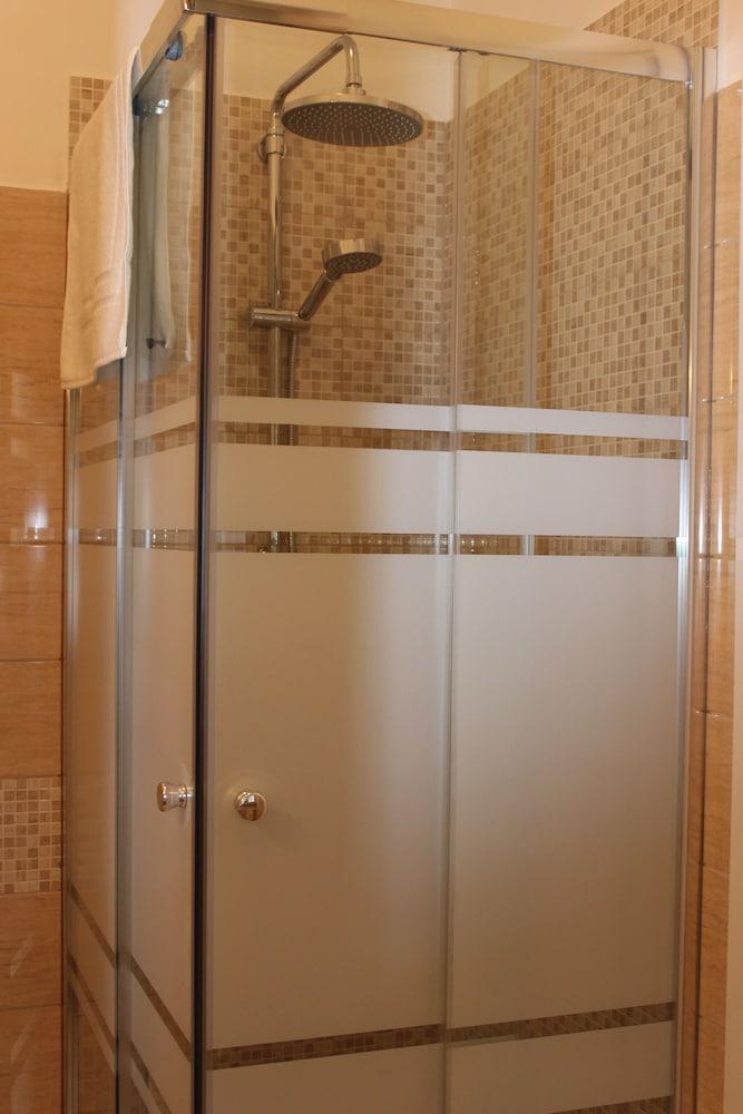 في إم إتش فاتيكان مودرن هاوس - Bathroom Shower