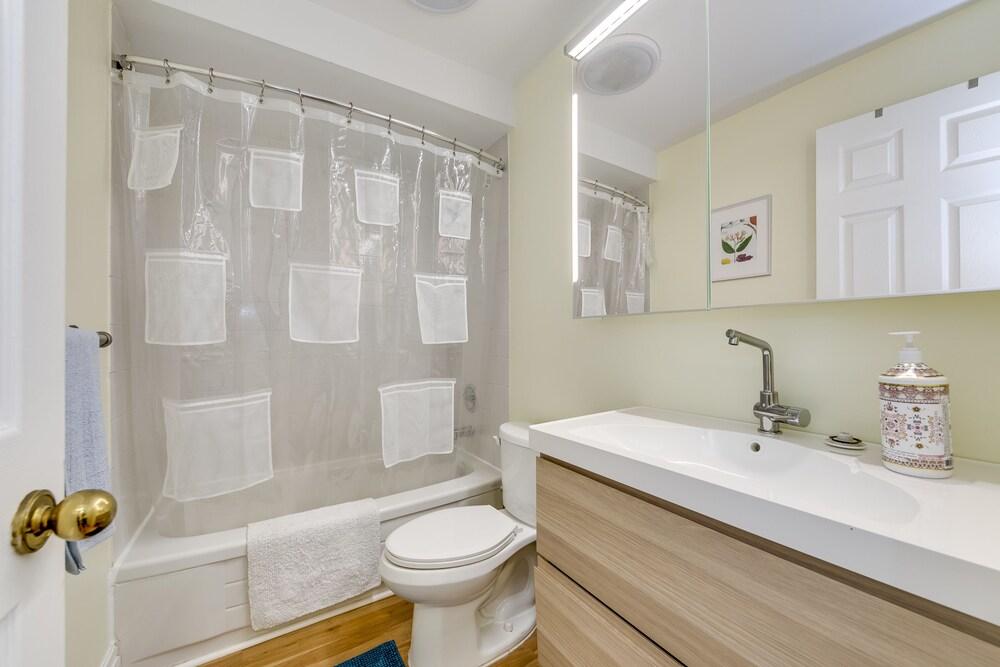 Newly Decorated 2BR Yorkville Home - Bathroom