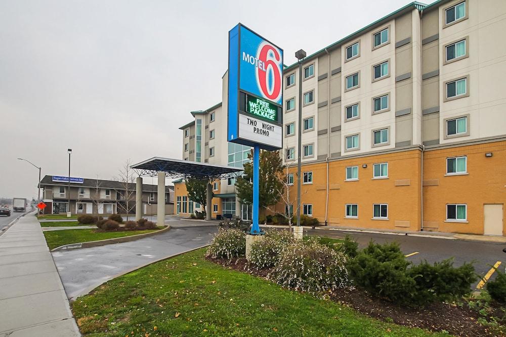 Motel 6 Niagara Falls - Hotel Entrance