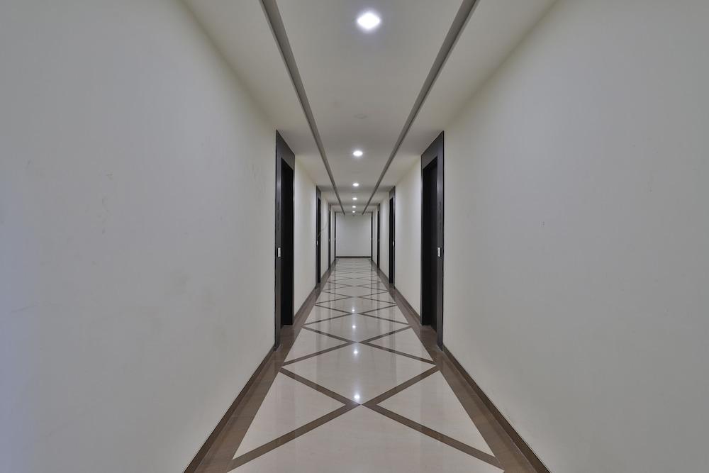 Capital O 41581 Hiriz Hotel - Hallway