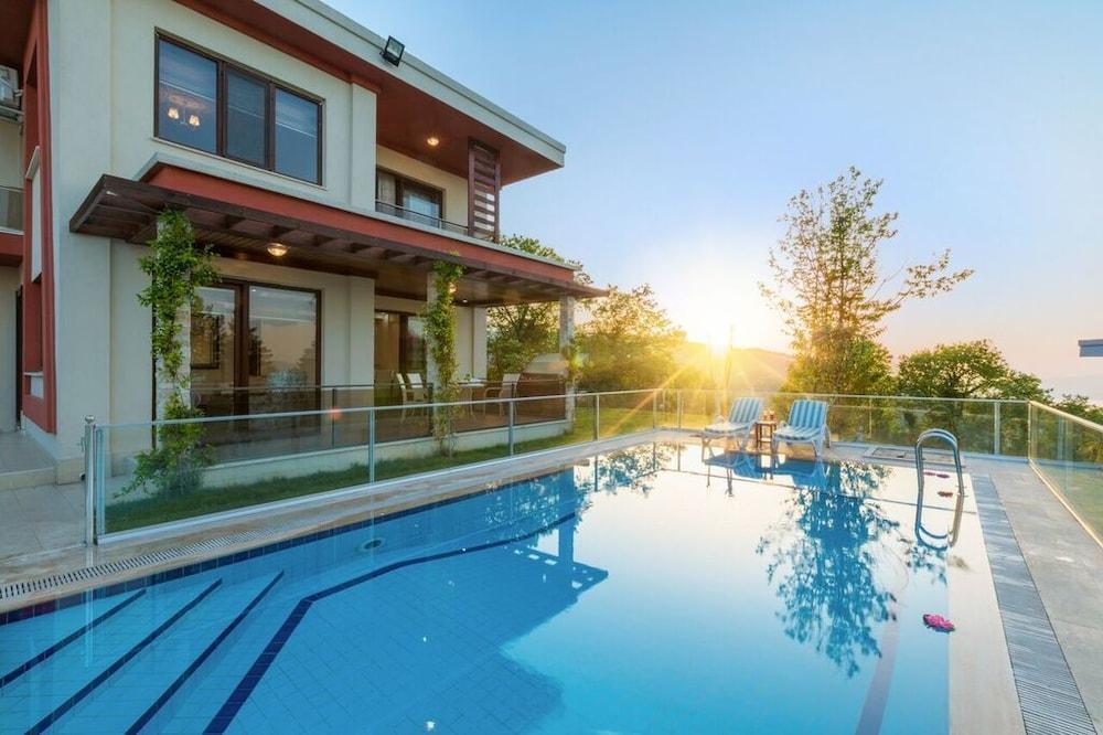 Nevras Resort - Outdoor Pool