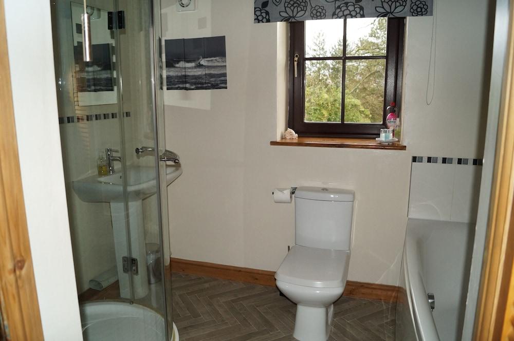 Tranna Hill - Bathroom