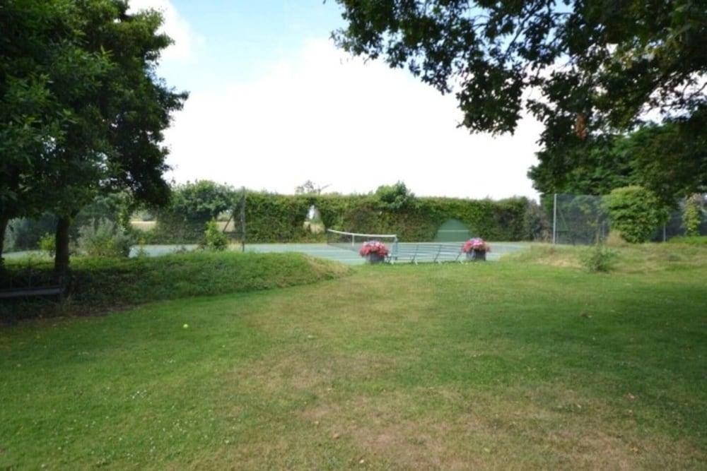 Sweet Small Barn With Tennis Court, Near Goodwood - Property Grounds