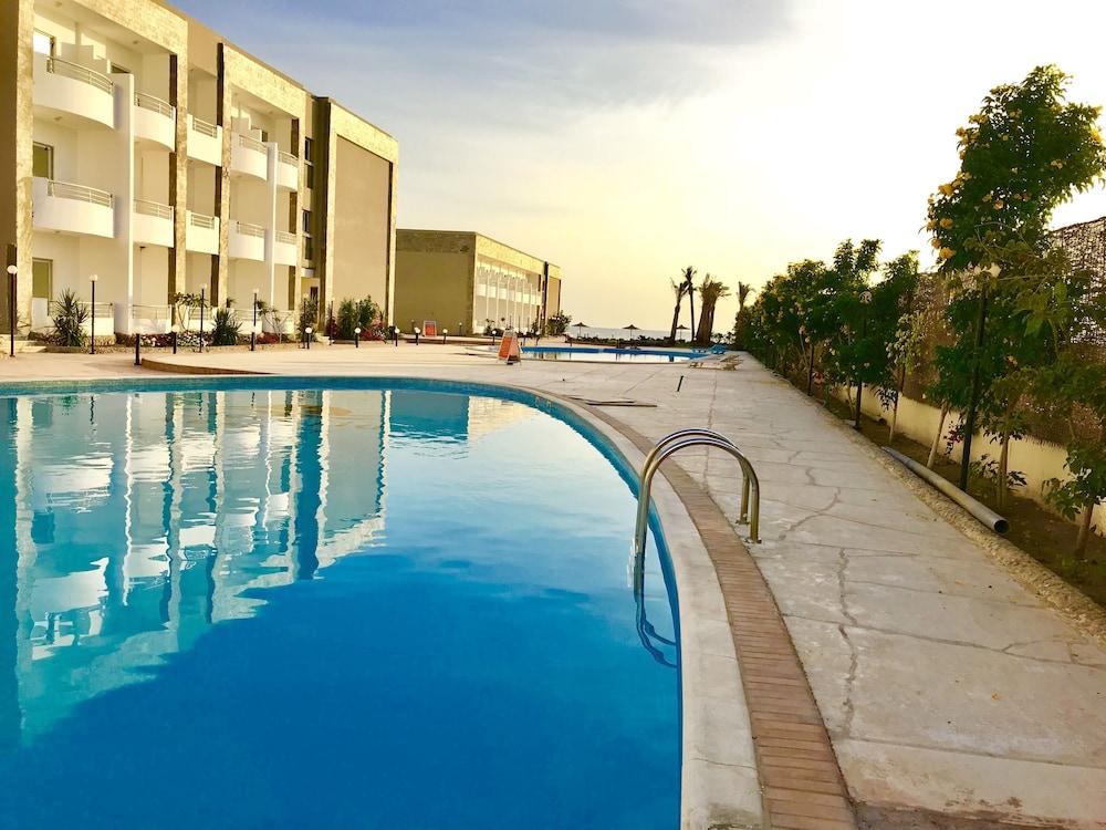 Cecelia Resort - Outdoor Pool