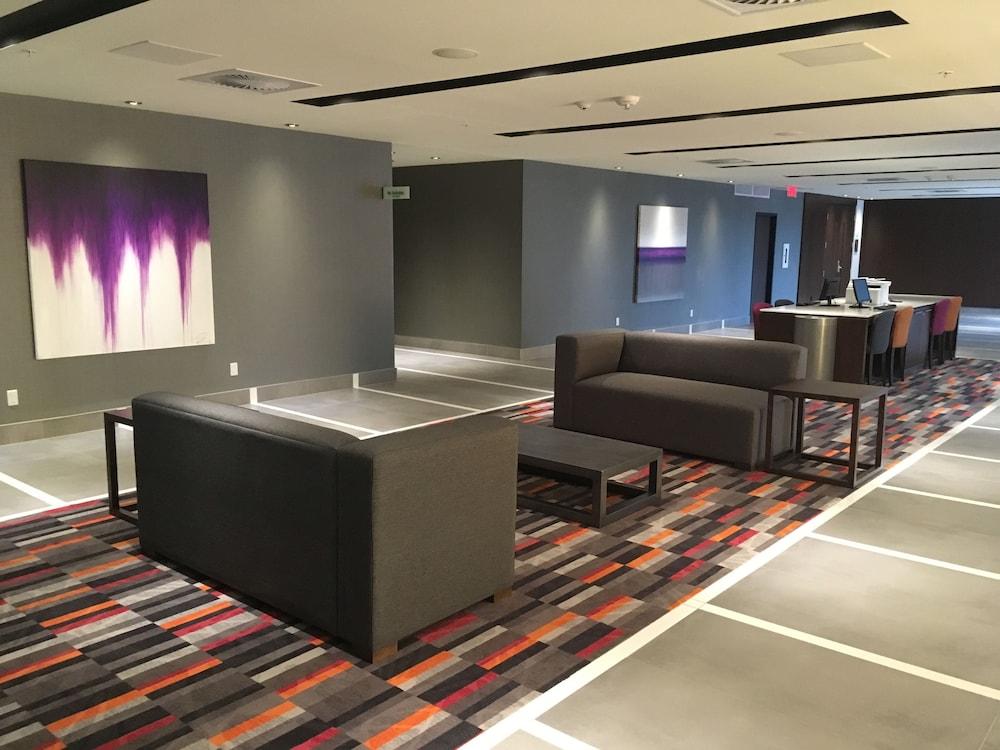 Holiday Inn Hotel & Suites Montreal Centre-ville Ouest, an IHG Hotel - Lobby Sitting Area