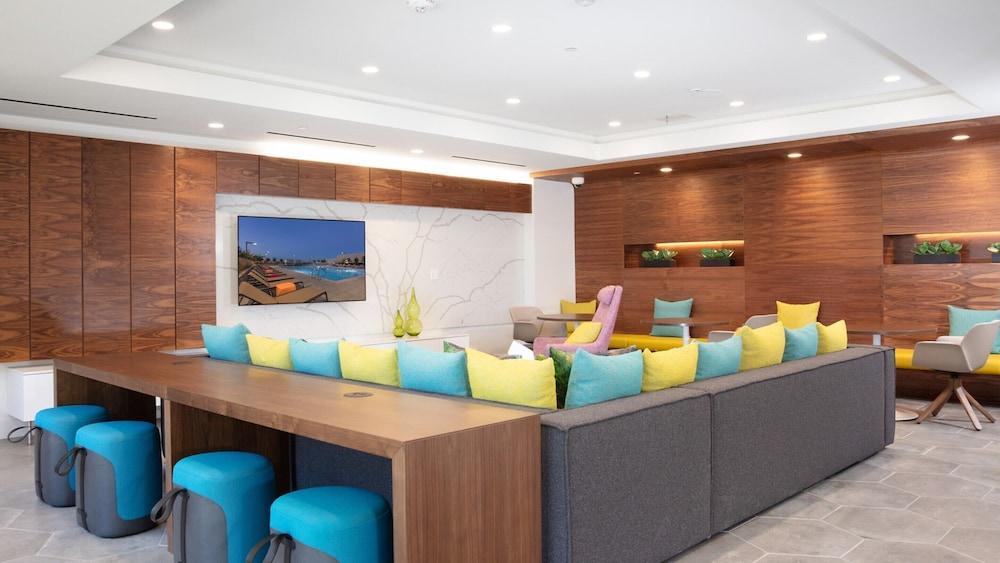 Global Luxury Suites San Mateo - Lobby Sitting Area