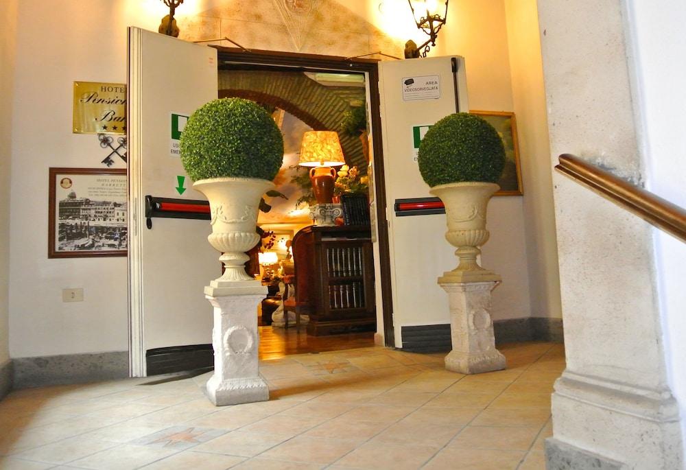 Hotel Barrett - Interior Entrance