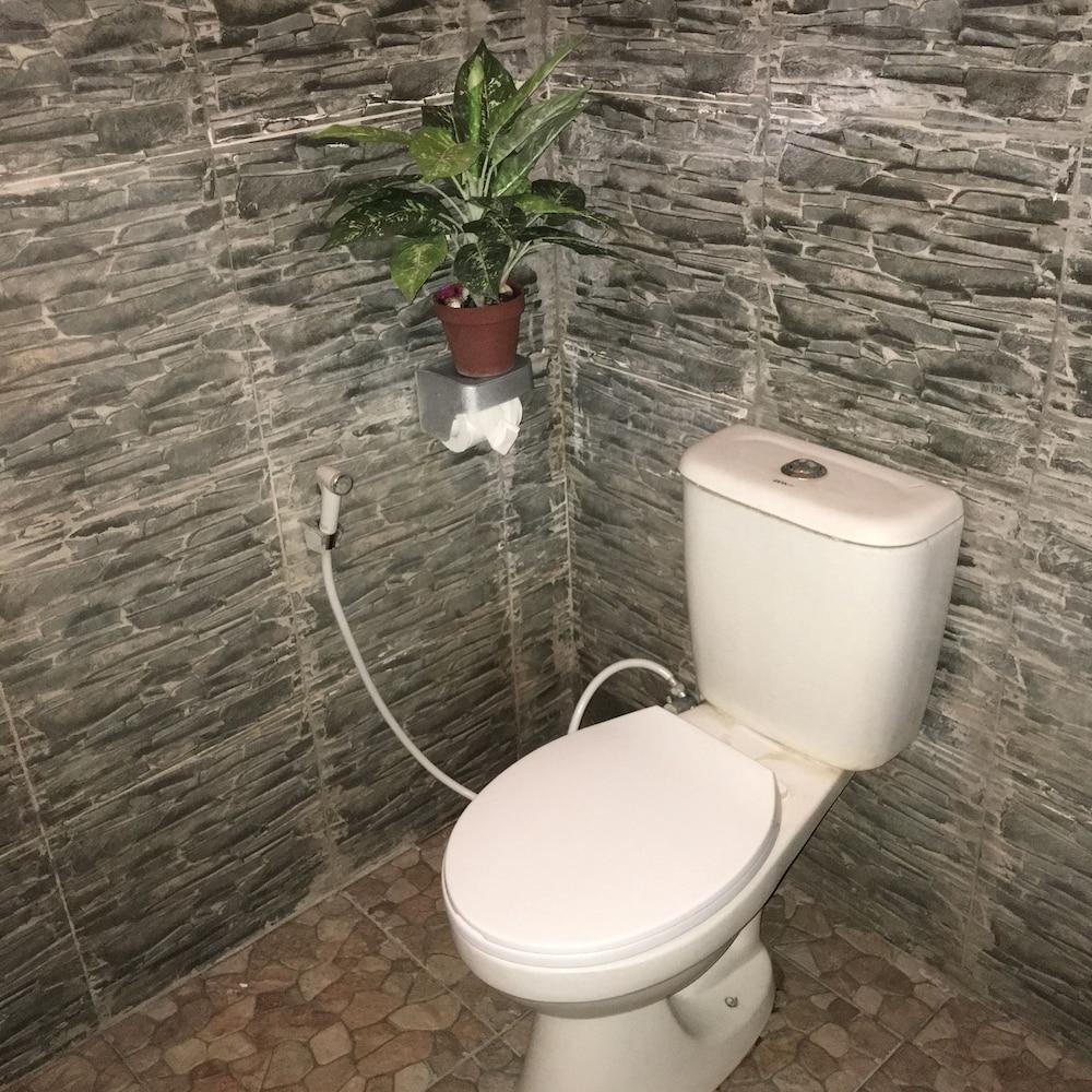 Local Family House - Bathroom