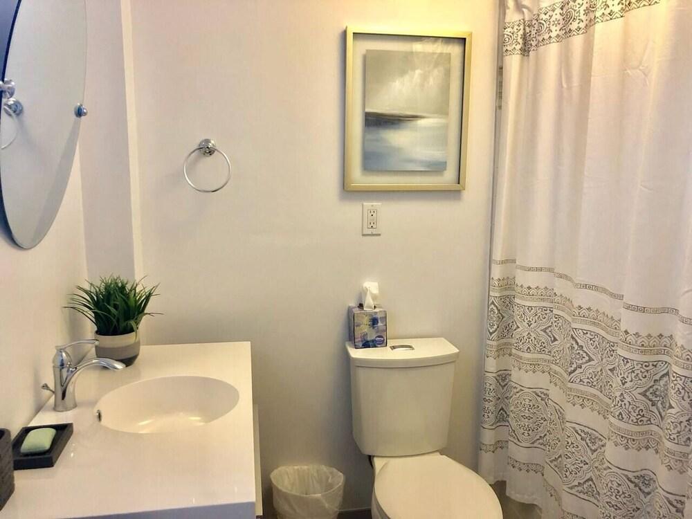 Newly Renovated Trendy Home with Private Terrace - Bathroom