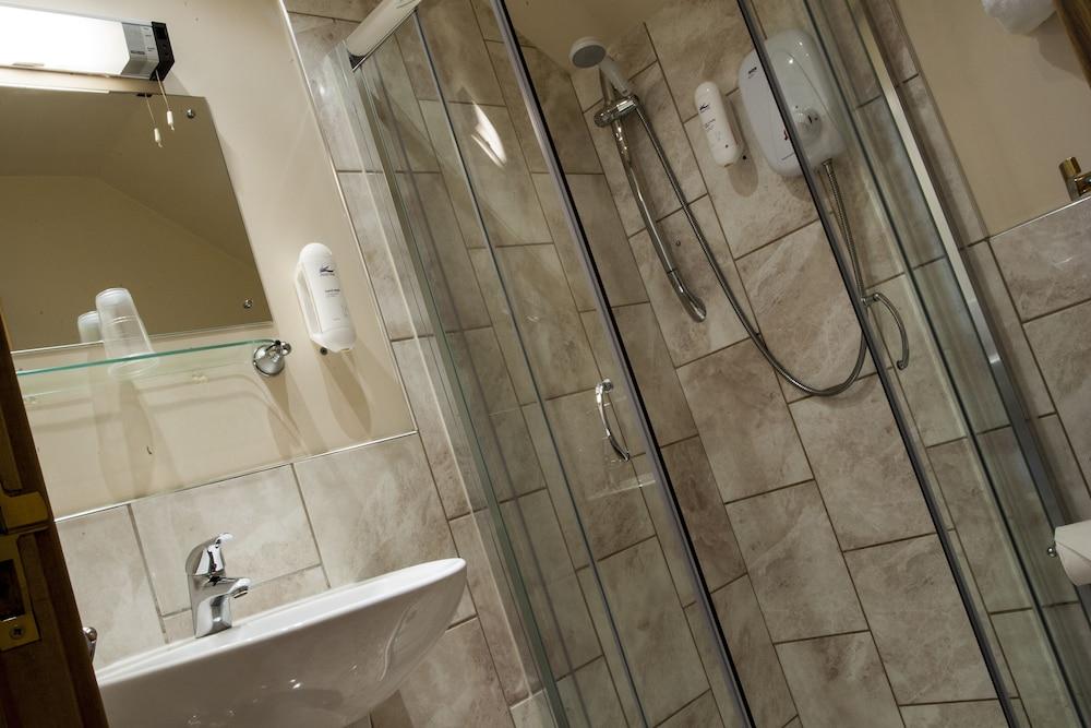 The Glen Hotel - Bathroom Shower