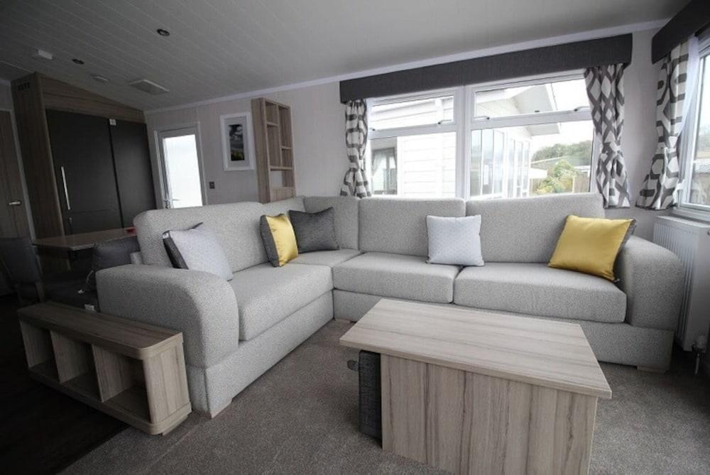 Lovely 2-bed Caravan in Prestonpans - Living Room