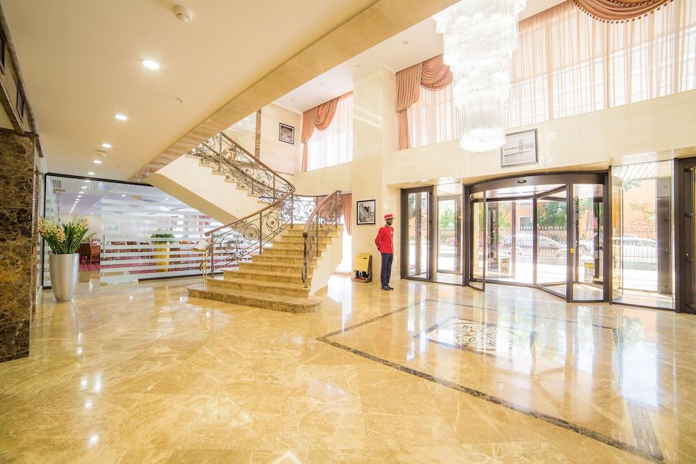 Shera Inn Hotel - Interior Entrance