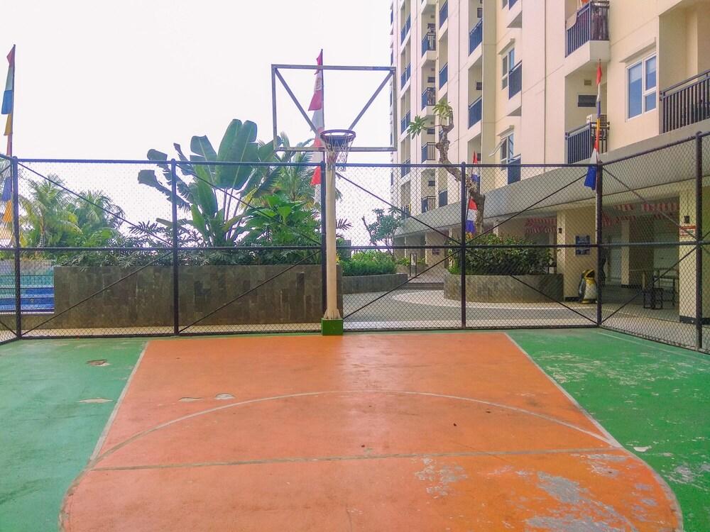 Best and Simply Homey Studio Cinere Resort Apartment - Basketball Court