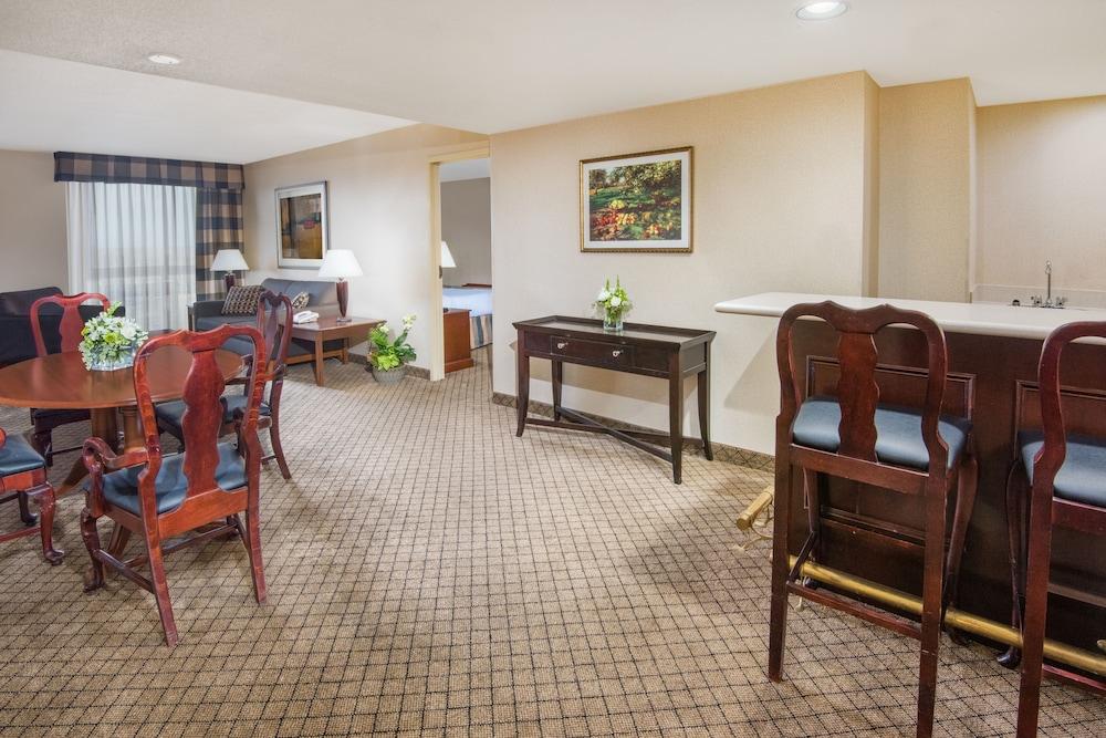 Holiday Inn Hotel & Suites Cincinnati - Eastgate, an IHG Hotel - Room