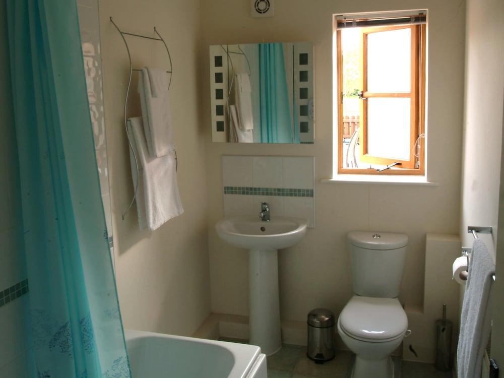 Hook Farm Cottages - Bathroom