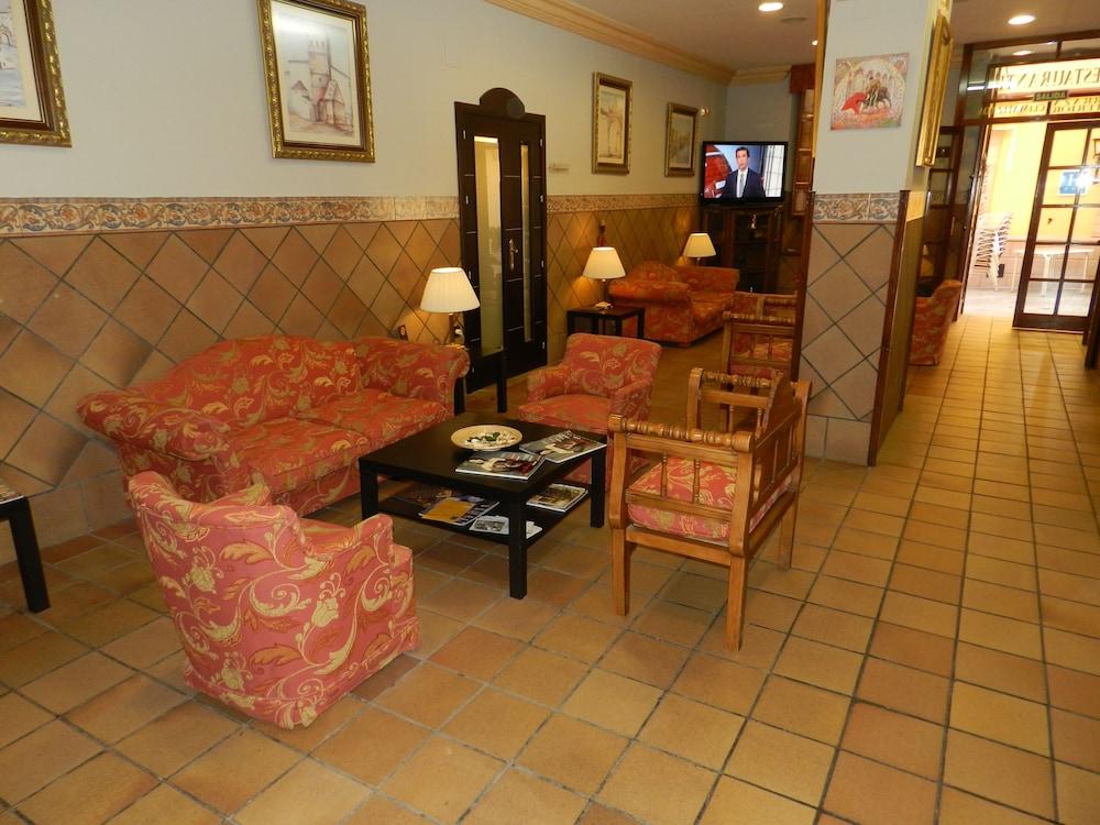 Hotel Plaza de Toros - Lobby Sitting Area