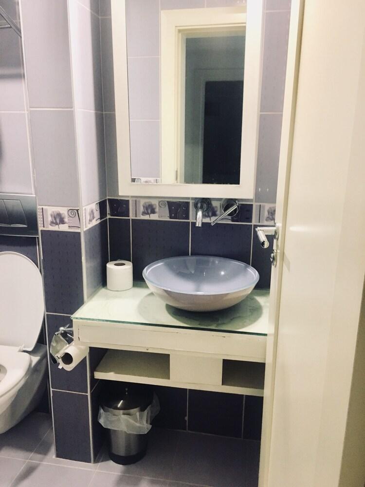Istiklal Apartments - Bathroom