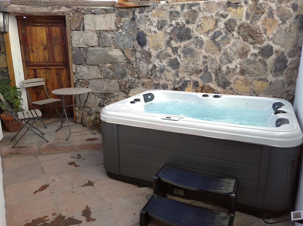 Casa Rural Vidal - Outdoor Spa Tub
