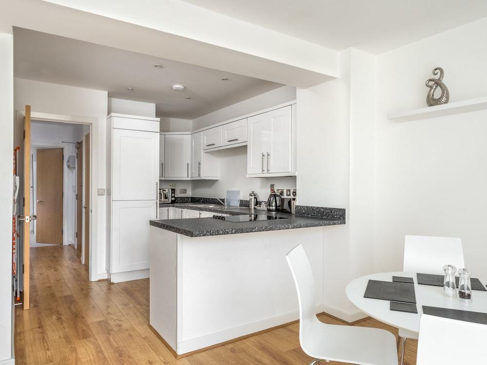 Luxury 2 Bed Apartment - Private kitchen