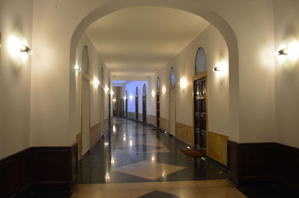 Royal Rooms Corso - Interior Entrance